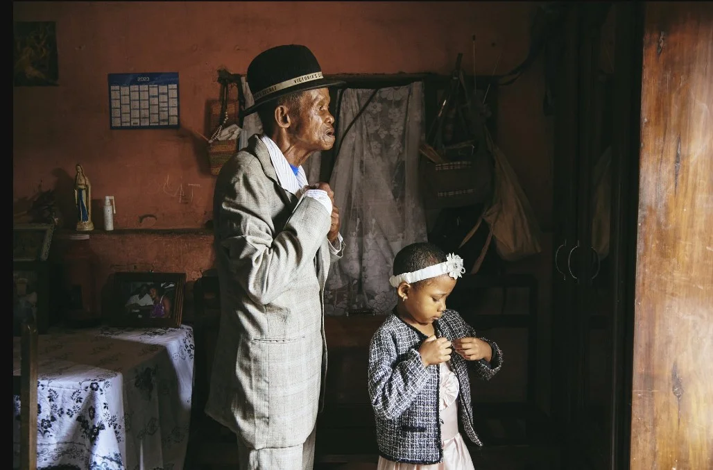 Paul Rakotozandriny和孫女Odliatemix準備出發到教堂，照片攝於馬達加斯加首都安塔那那利佛（Antananarivo）。