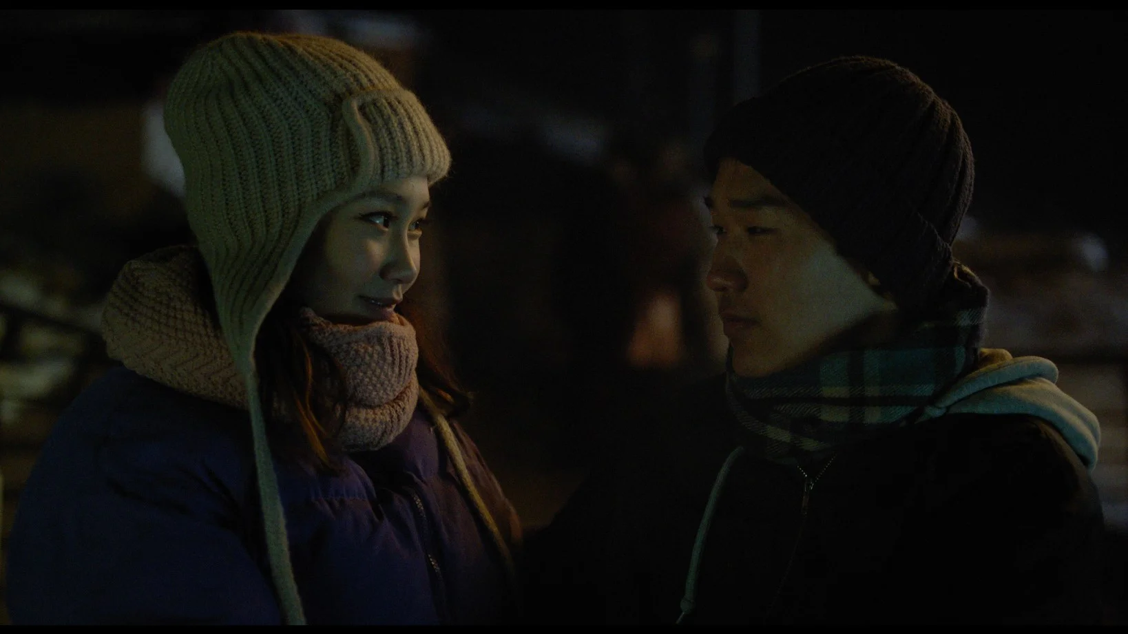男主角與女主角（Nomin-Erdene Ariunbyamba飾）在酒吧約會。