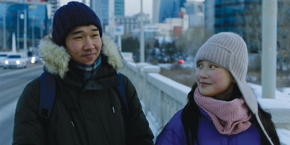 在電影《風之城》中，男主角和女主角（Nomin-Erdene Ariunbyamba飾）初次約會，漫步蒙古街頭，甜蜜非常。
