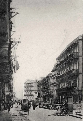 圖片約為1920年，由南里下望山道，右方依次為共和酒樓、太湖酒家、四大妓院（綺紅、詠樂、賽花和患得）。（圖片取自《香江知味——香港百年飲食場所》鄭寶鴻著）