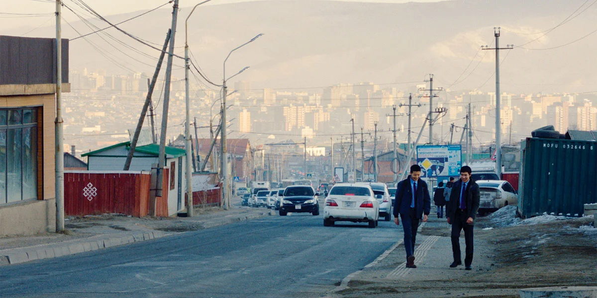 在《風之城》中，男主角（Tergel Bold-Erdene飾）放學後與同學散步回家，談及各自的人生目標。