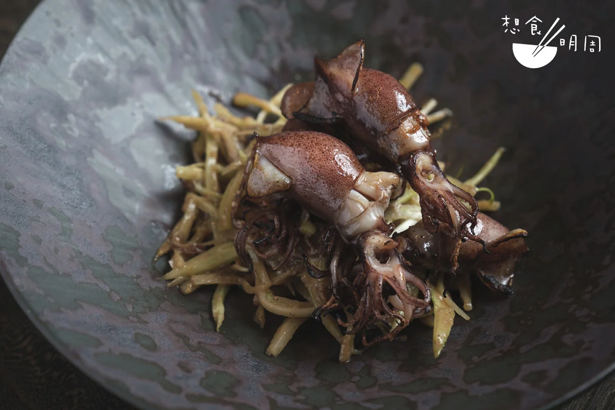 一頓壽司發辦，若然只用本灣海鮮也許會單調。Zinc也會起用日本時令貨色，如富山螢光魷魚，配羅馬結球菊苣，既具意式風味，也成功營造味覺上的高低起伏。