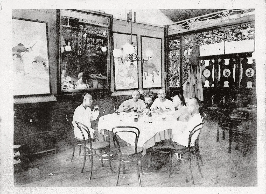 圖片約為1900年，風月區酒樓的内景。（圖片取自《香港華洋行業百年——飲食與娛樂篇》鄭寶鴻著）