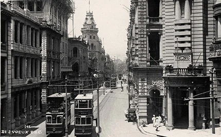 圖片為1926年，雪廠街西望德輔道中。（圖片取自《香江知味——香港百年飲食場所》鄭寶鴻著）