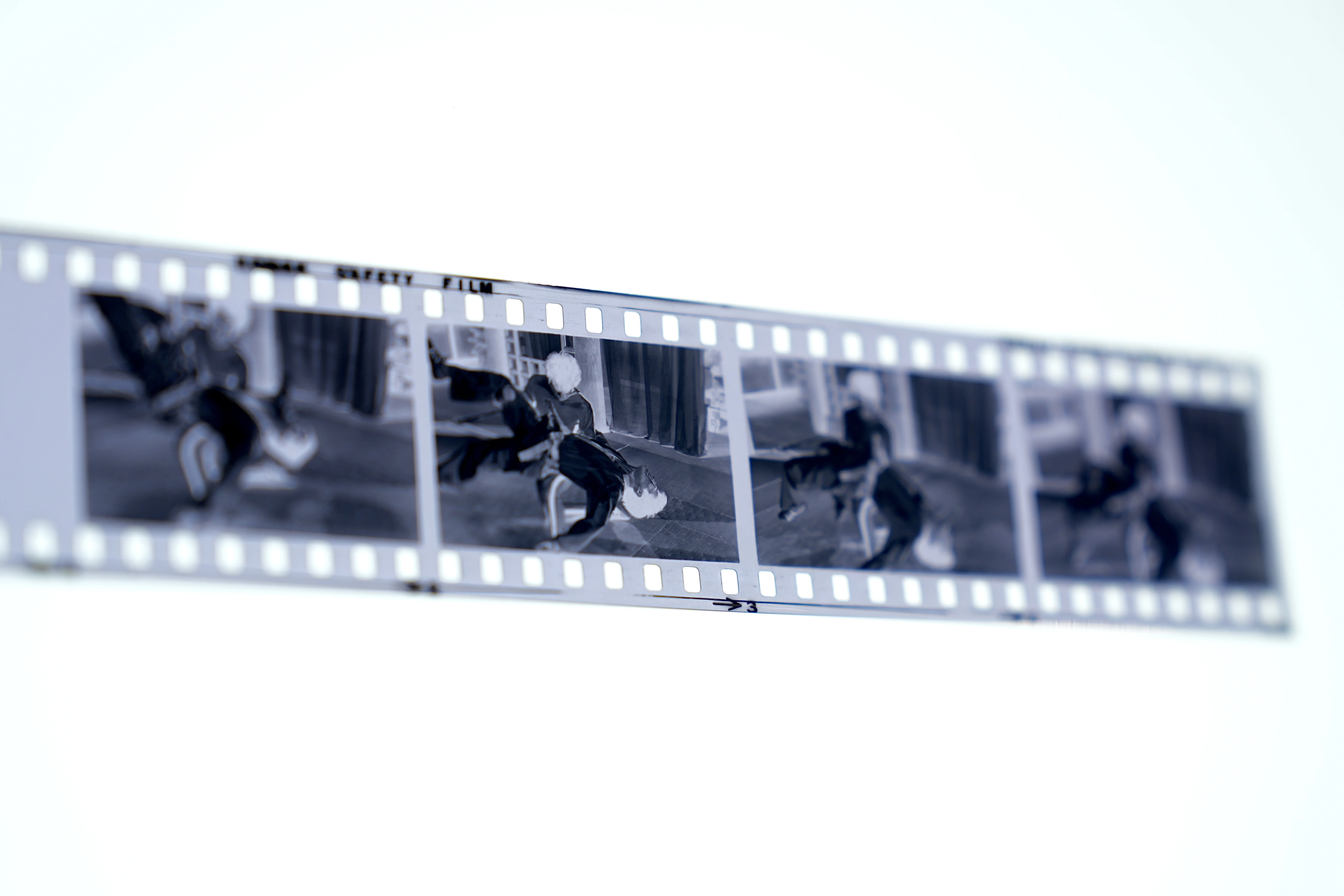 多張五十年前拍攝的菲林以新穎的相片沖印技術打印展現。