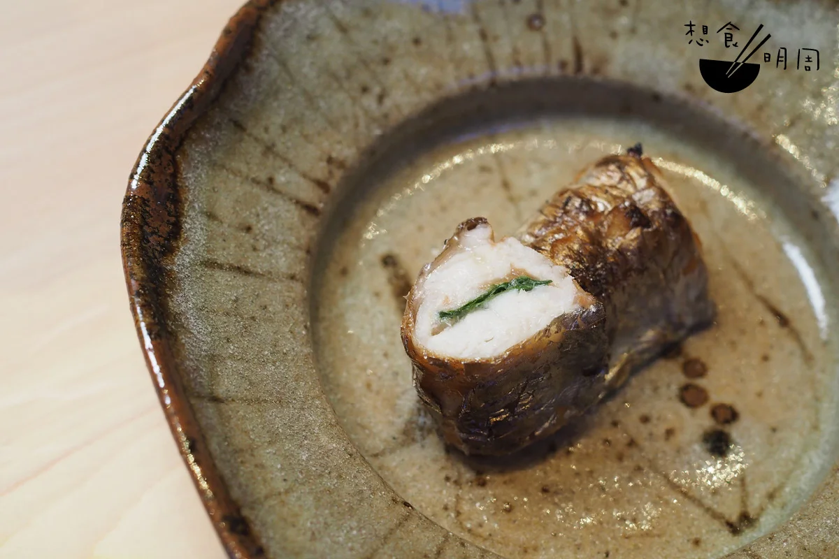 晚市壽司發辦共有五道前菜。採訪當天的其中一道為「碳烤長崎太刀魚梅子紫葉卷」。太刀魚油脂多,配搭清新的梅子漬及紫蘇葉,平衡得極妙。