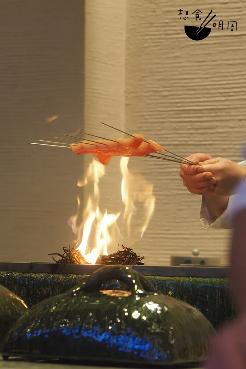 靜岡金目鯛、長崎太刀魚、星鰻等時令魚材,都在客人面前烤香,陣陣炭香讓人心生期待。
