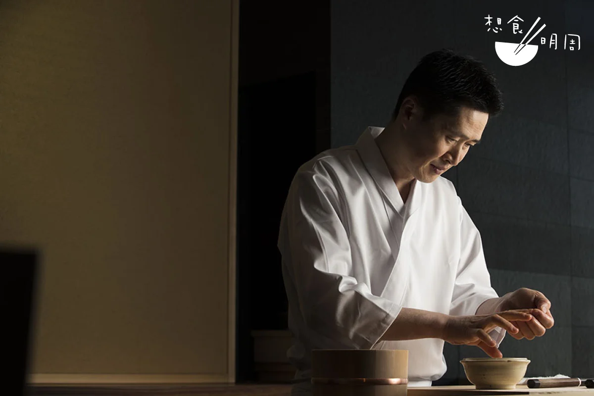 宮川政明是其中一位日本六大米芝蓮三星壽司大師。他生於北海道旭川郊外小鎮,年幼時已熱愛烹飪。高中畢業後,他在東京遇上了啟蒙老師兼三星主廚吉武正博。他曾接受法國烹飪培訓,豐富自己的手藝,也藉着於北海道的工作經歷精進款待之道。四十歲時,他與恩 師吉武正博到香港開設 首間「鮨吉武」(即現時 的「志魂」)海外分店, 其後更為餐廳奪下三星榮譽,成為了他的事業轉捩點。回到北海道後,宮川政明開設同名壽司店「鮨宮川」,再次獲得三星殊榮,成為北海道唯一的三星壽司大師。