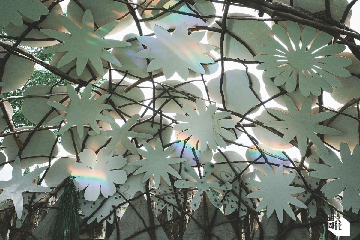 関口恒男創作的Rainbow Hut有DJ 現場演奏,也巧妙借用日光折射原 理,在裝置內映照彩虹顏色。