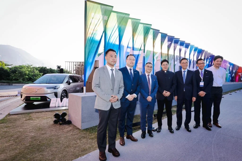 (左至右)富豪汽車大中華區銷售公司新媒體高級總監梁學志、富豪汽車大中華區銷售公司公關總監戴欣、富豪汽車大中華區銷售公司市場副總裁周亮、香港藝術發展局主席霍啟剛、香港文化體育及旅遊局局長楊潤雄、香港藝術發展局副主席楊偉誠博士、維信汽車(香港)有限公司香港區總經理一同出席發佈會