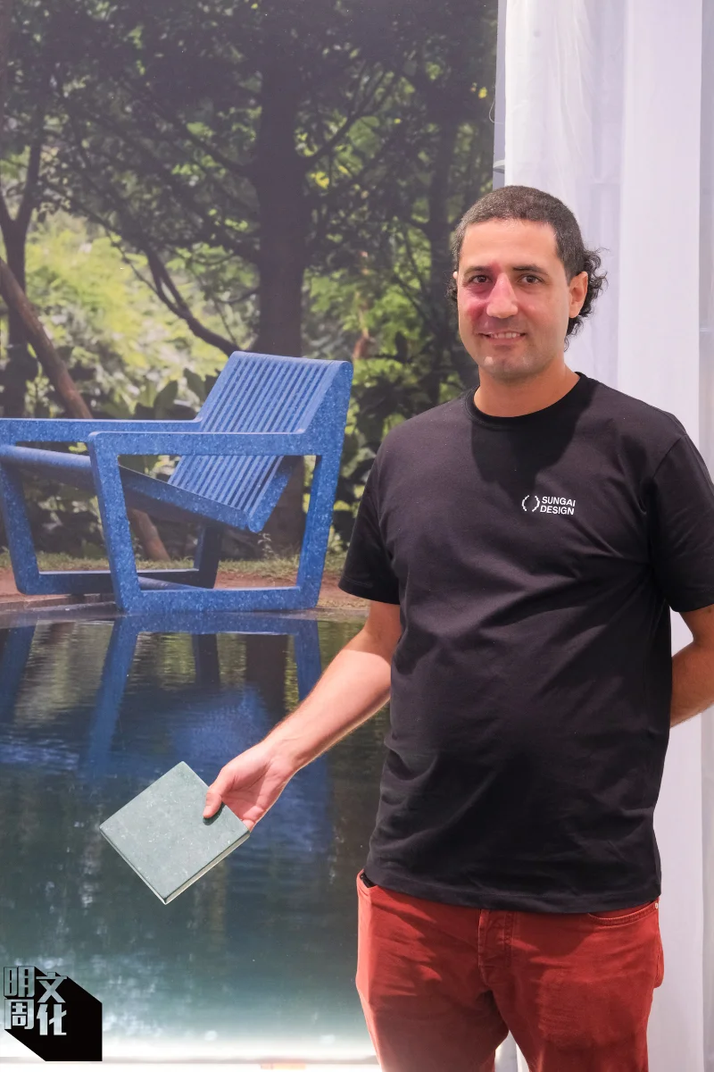 Julio Santo Domingo生於美國,小時候到過峇里島後愛上當地,不願睜眼看着海洋充斥垃圾。