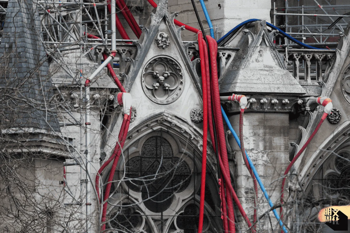 五年前,火光熊熊,在各人心裏留下了劃痕;五年後,經過修復,迎來了一個新世界?