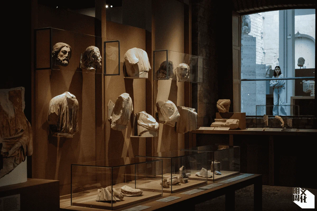 正在法國舉行的「讓石頭說話」展覽,展出多件聖母院雕像。