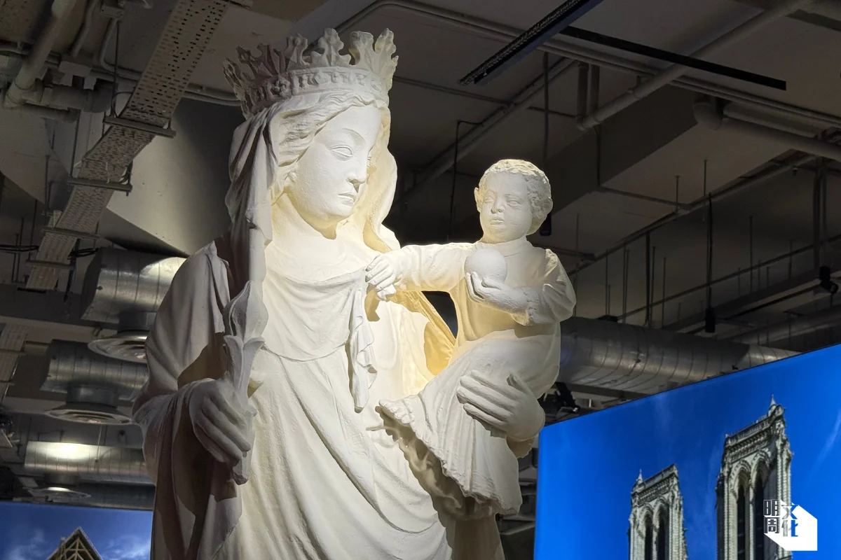 現場展有近兩米高的巴黎聖母雕像複製品。聖母院的真跡聖母雕像在2019年的大火中倖存,且毫髮無損。