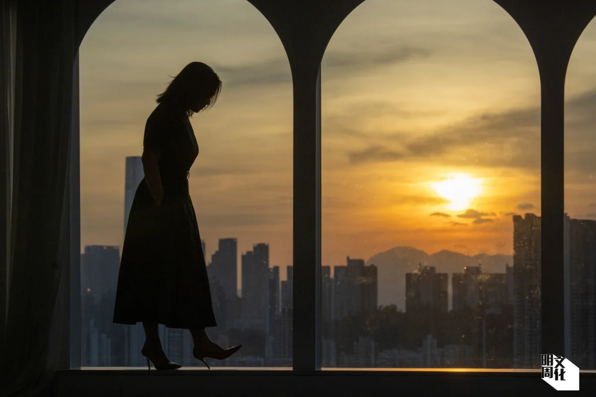 訪問從日光談到日落,完畢後蘇玉華急不及待跑到窗邊看這日晚霞。