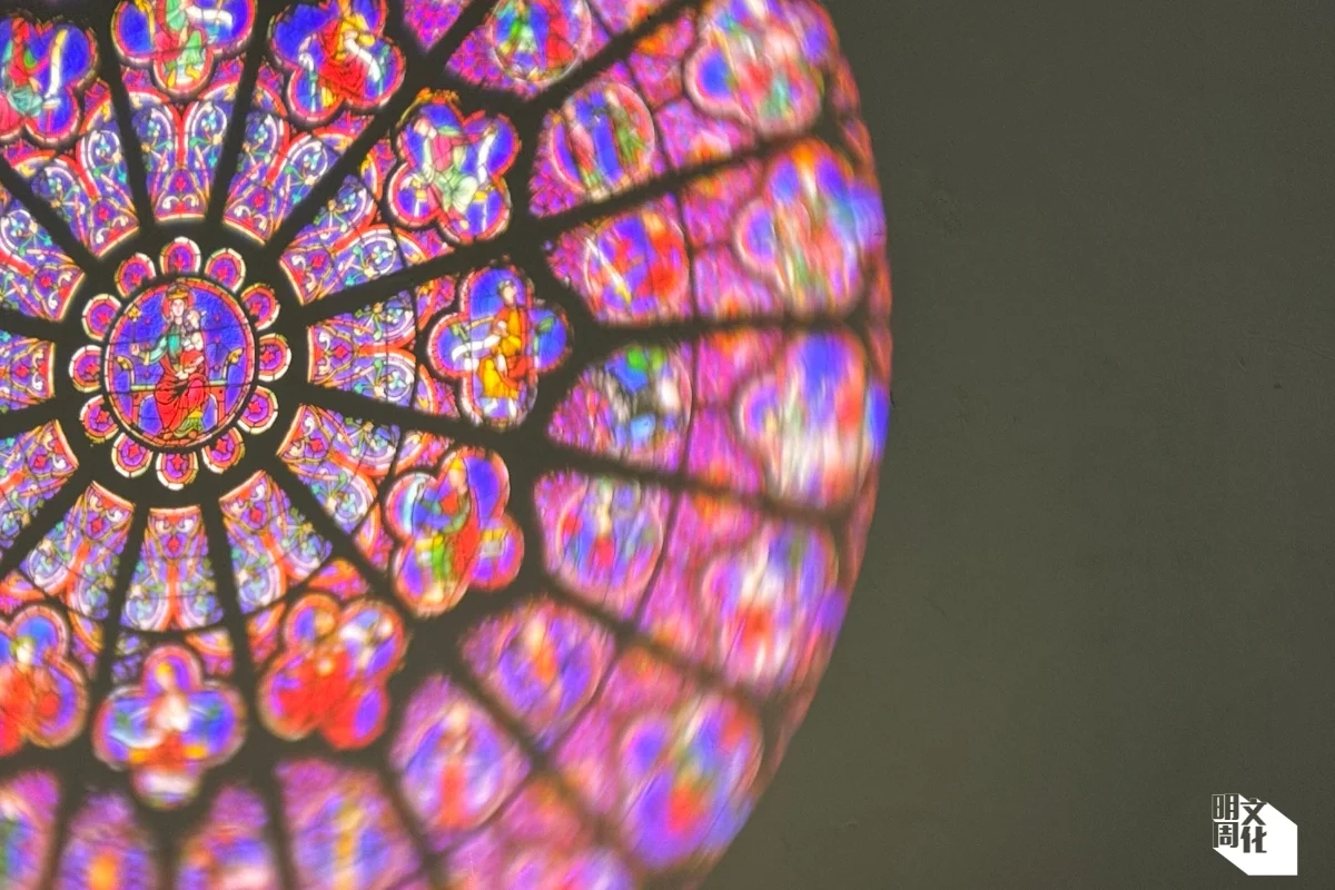 展覽展出大火中倖存的玫瑰窗花的投影,彷如置身教堂之中。