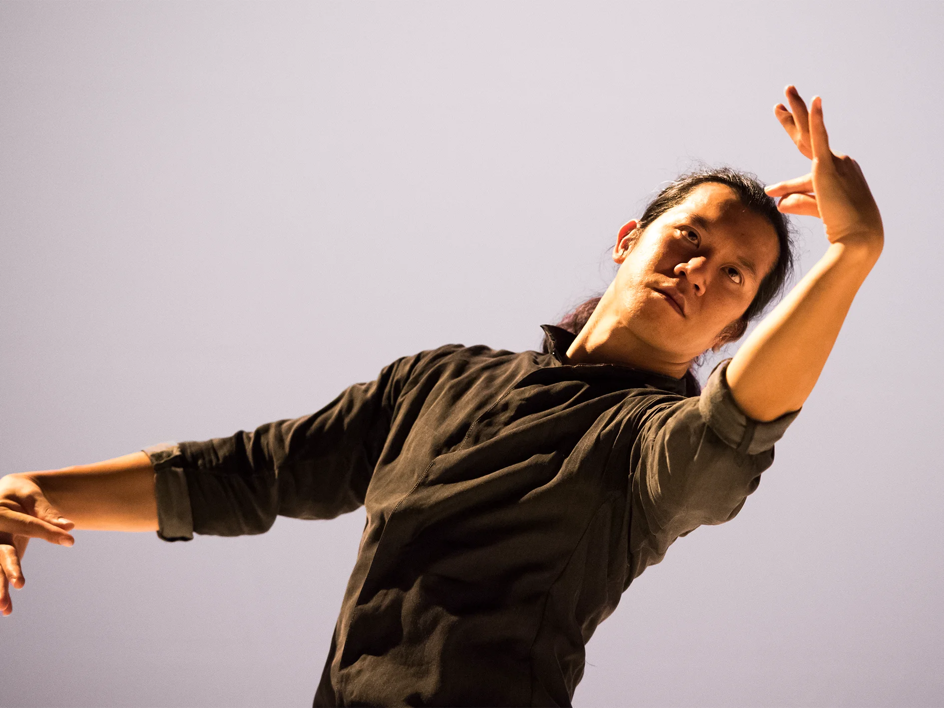 《CERCLE》(老撾)—— 生於老撾、成長於法國的編舞兼舞者Olé Khamchanla獨舞作品,糅合街舞、當代舞以及泰國與老撾傳統舞蹈,展現一場東西文化交匯的自我對話。