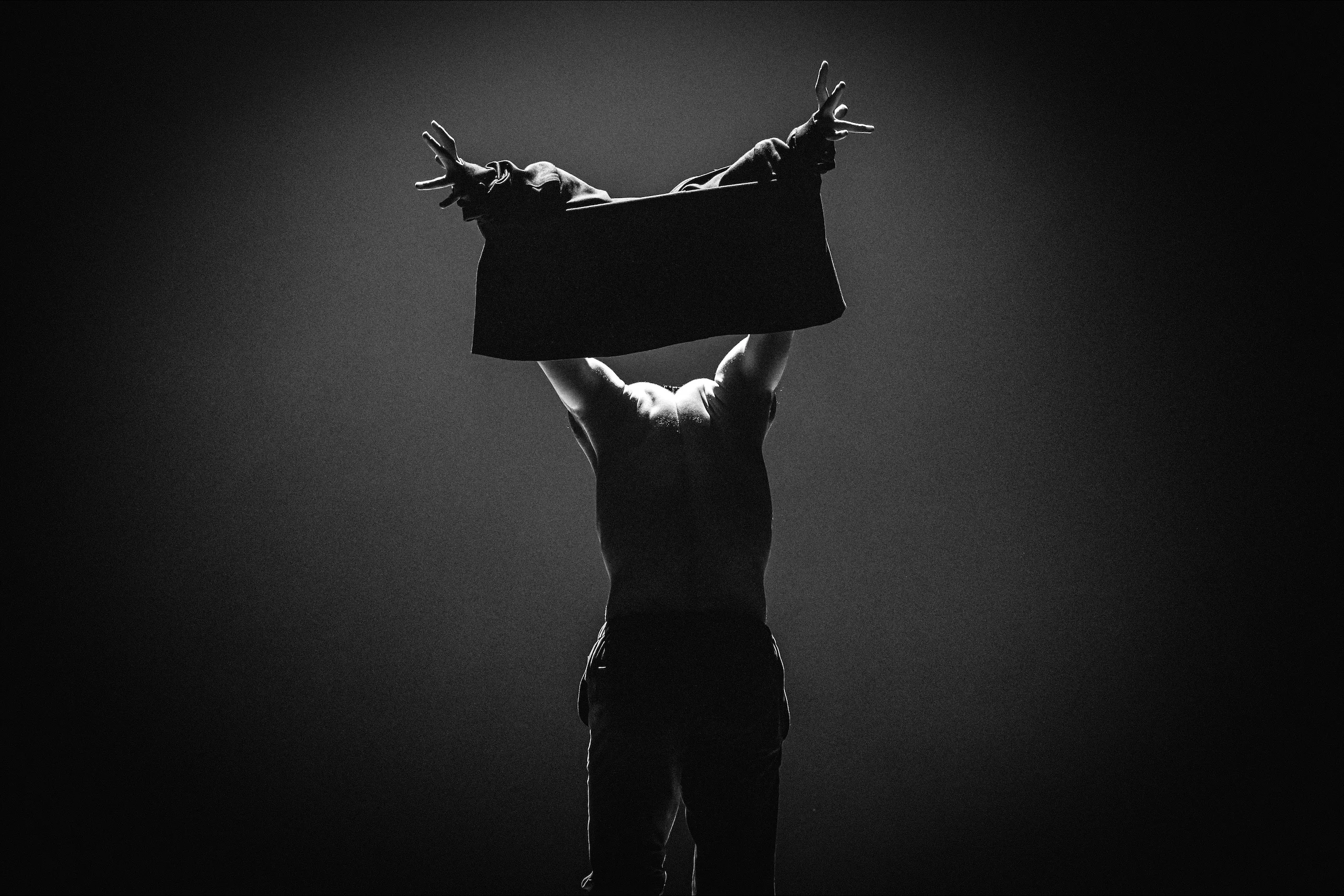 《外套》(北京)—— 西班牙國際編舞大賽MASDANZA 冠軍之作,中國炙手可熱編舞龔興興、柏樺剝去文明外衣,人類回歸原始狀態,挑釁觀眾領受文明與本能的極限拉扯,單挑人性本質。