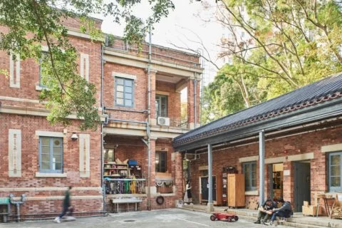 蒲窩青少年中心的前身是香港仔警署,是一棟紅磚外型的二級歷史建築,面向香港仔避風塘,景觀開揚幽靜。