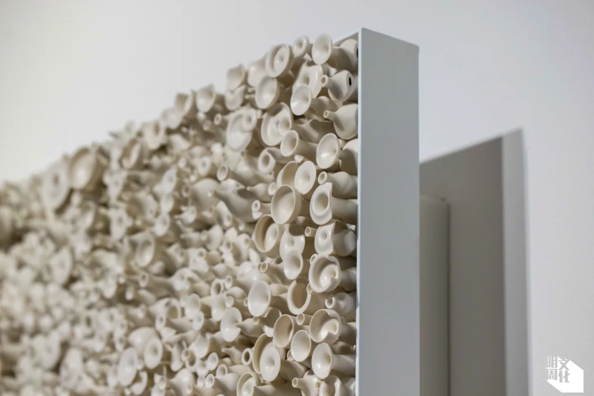 法籍陶瓷藝術家Gregoire Scalabre拉坯造出一個個微型瓷器、上釉再固定在木板上,構成微型宇宙。