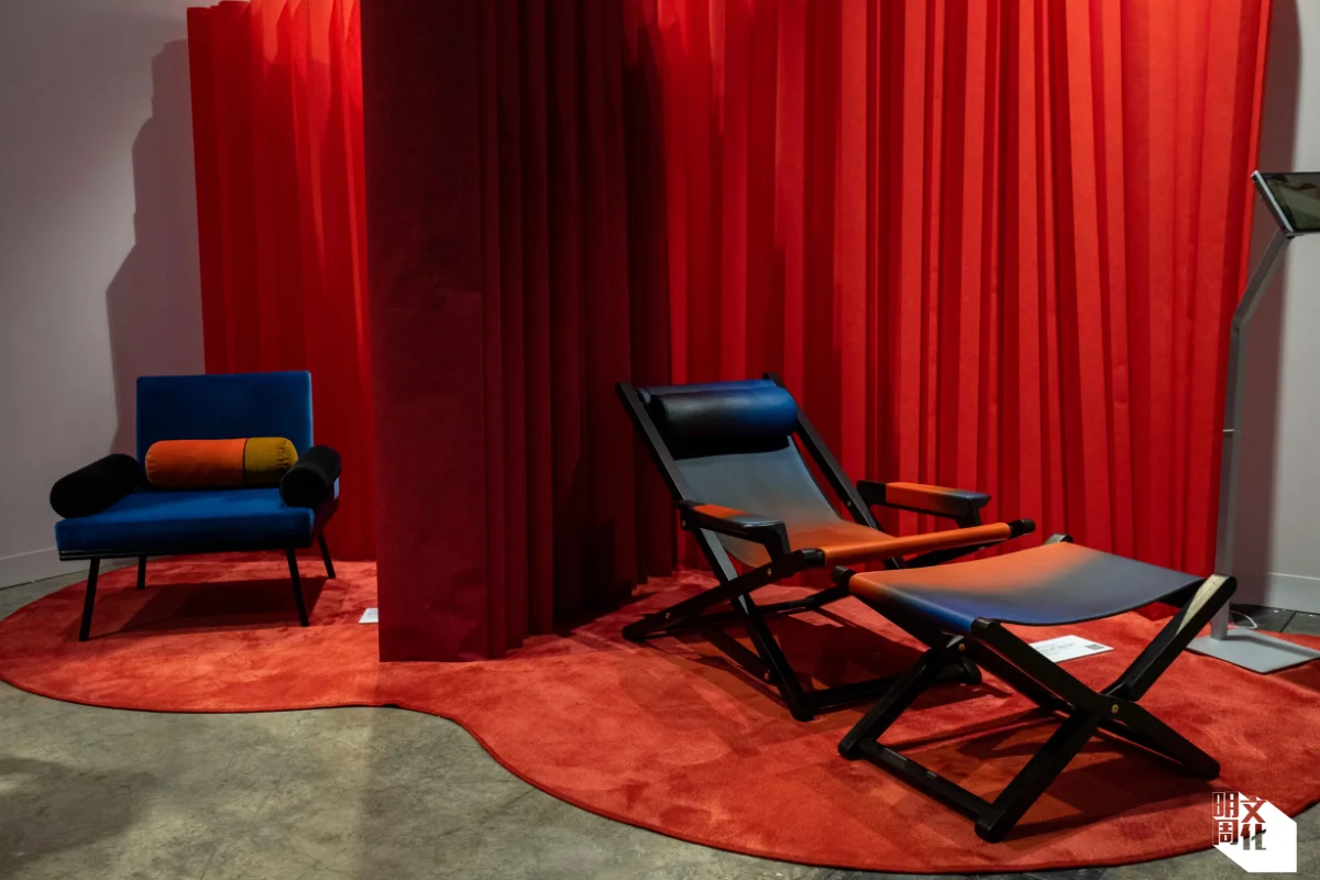 有人指着右邊皮革躺椅問,皮革不環保呀,Jean-paul Bath解說皮革是食物副產品,而在生產椅子時只用天然木頭和皮革,不加黏合劑,還是可以做到可持續性循環再用物料的可能。