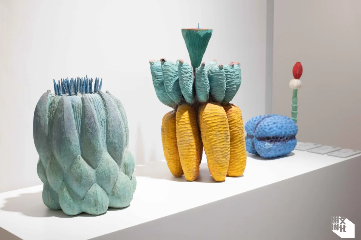 中國年輕藝術家李樹淡以香樟木製作的擬真雕塑,展出《果子》系列。