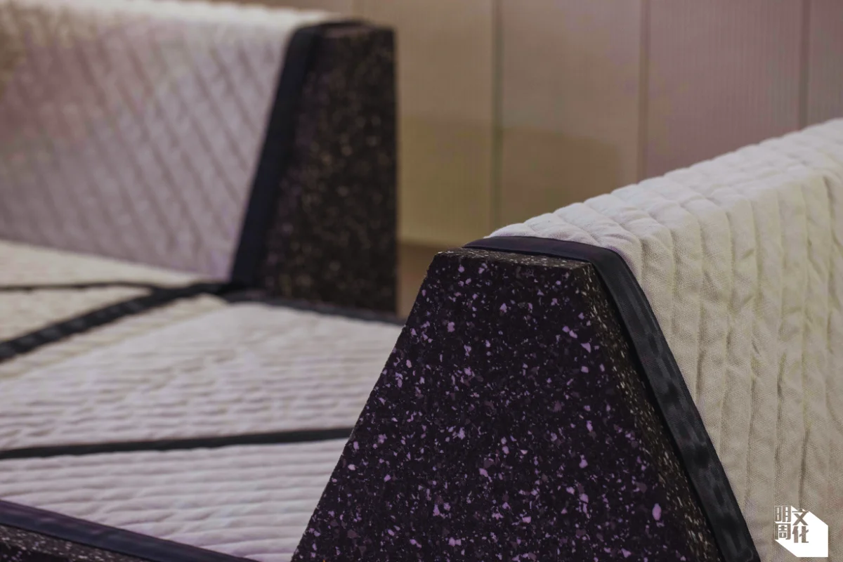 梳化底層是100%黏合回收泡沫廢料(bonded recycled foam waste),面層是100%亞麻布@LIBECO,保溫效果比人造絲和棉更佳。