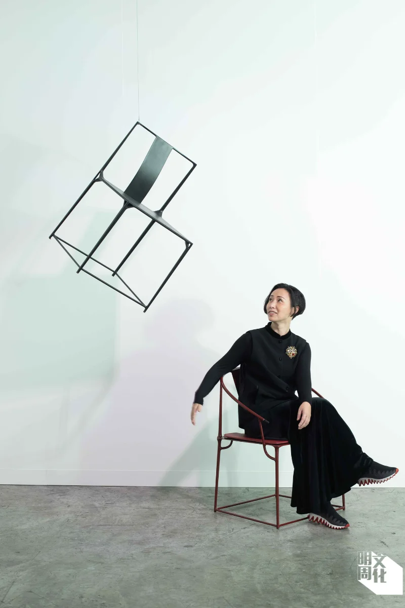 策展人蔣瓊耳出身於藝術世家,在同濟大學修畢藝術設計之後,赴法國國家裝飾藝術學院深造家具和室內裝飾,精通法文。展覽亦展出她設計的「大天地」炭纖維椅。