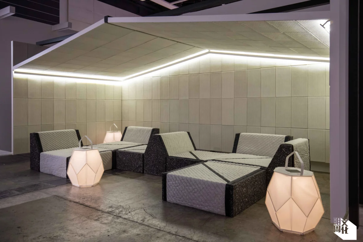 法國設計工作室Normal Studio建造了一個環保舒適又實際的示範單位,牆身是70%陶瓷廢料 再造磚和100%棉製聲學隔音板,中間放置用100%回收泡沫廢料和亞麻布製成的梳化,營造溫度宜人的靜音空間。