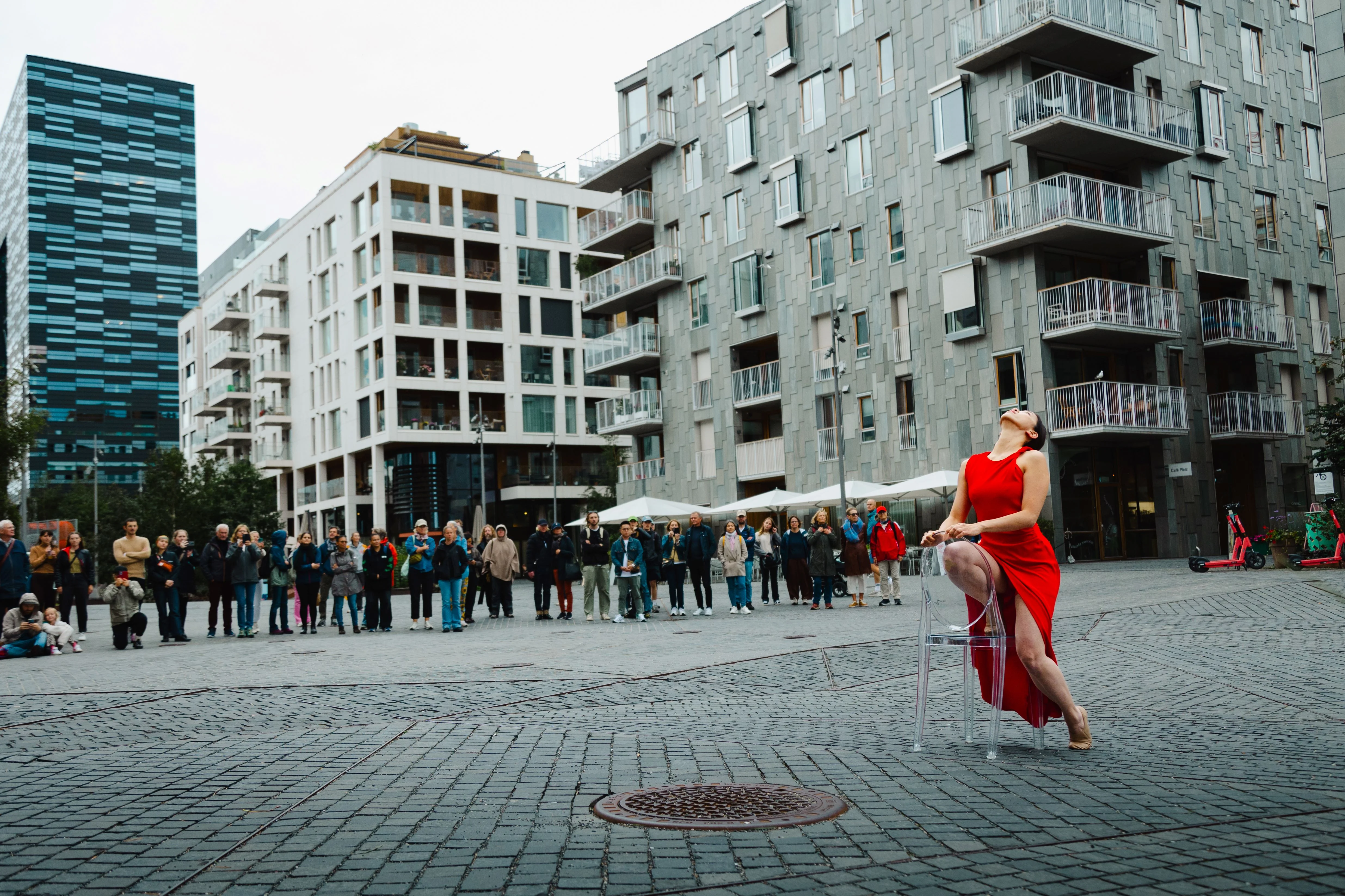 《The Untold Story: Love and Pain》(香港)——新約舞流副藝術總監陳曉玲帶來其遠征挪威的獨舞作品,舞出甜蜜與傷感,愛與痛交織,慢慢吐露未說出口的故事......