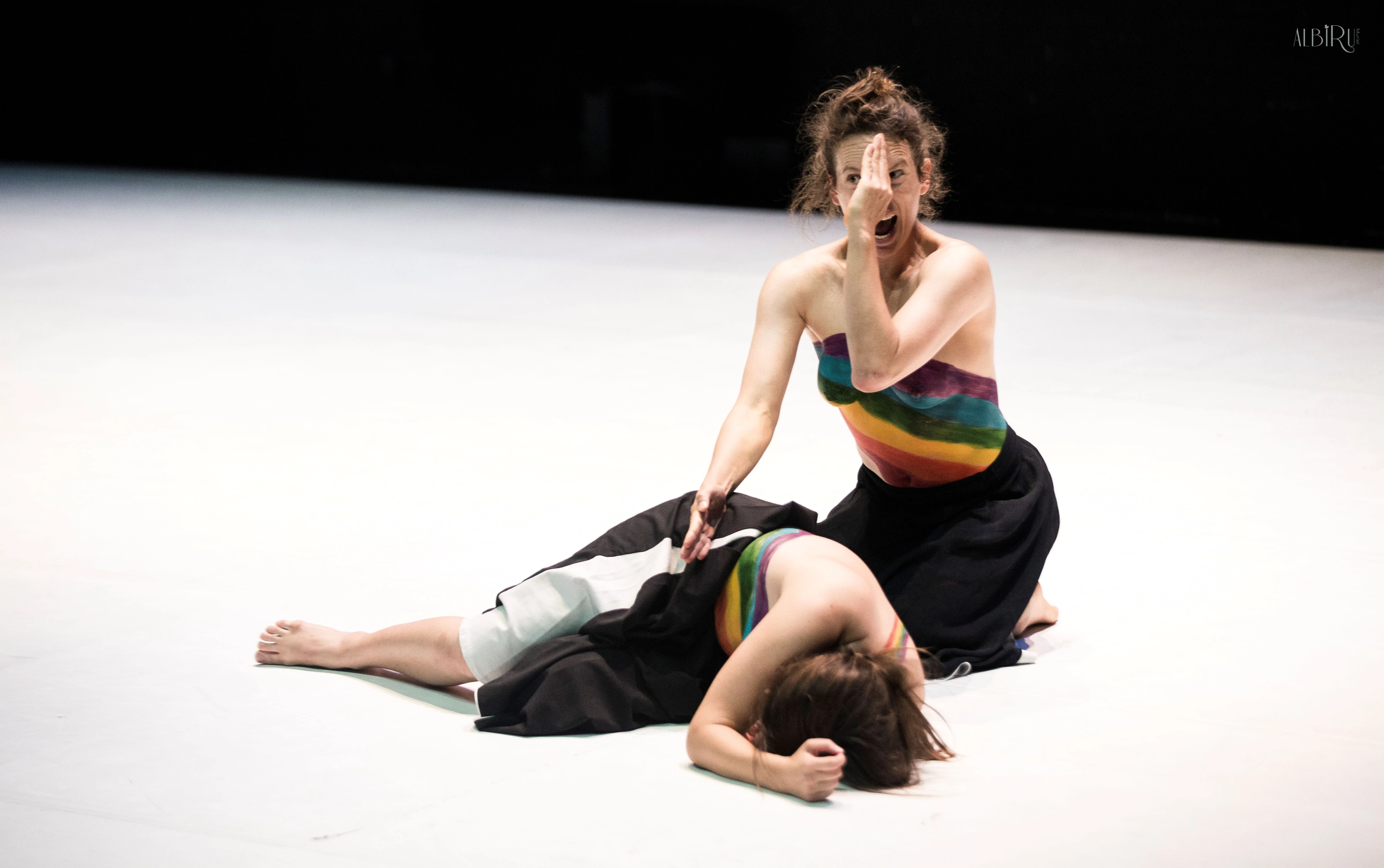 《F I C T I O N S》(以色列)—— 以色列-格魯吉亞裔編舞Annabelle Dvir 融合肢體詩學與現場聲景,由三位舞者交織野性又詩意的感官冒險,揭示壓抑與解放、痛苦與渴望的張力。