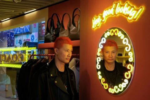 本地霓虹燈藝術家劉浩輝(Jive)與COACH合作,是他首個參與的大型霓虹燈時尚企劃。