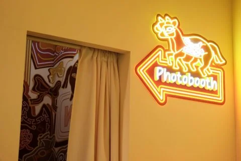 照相館區飾有品牌馬車Logo的霓虹燈牌,店內多處都是打卡位。