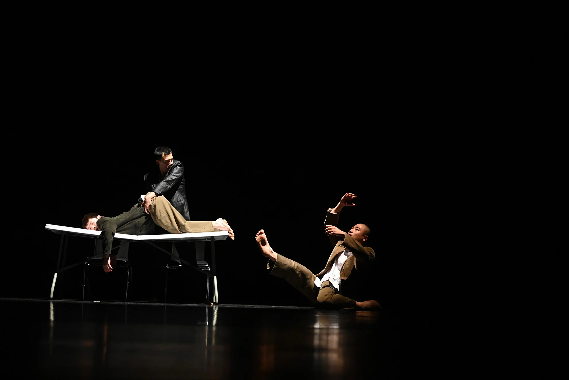 《Are You Guilty?》(韓國)—— 榮獲鹿特丹國際編舞大賽等多項大獎作品,韓國編舞Kim Min融合街舞、劇場與當代舞,深刻探討「旁觀者效應」,叩問人性對共情與行動的渴望與遲疑,挑戰觀眾的「冷漠」內心。