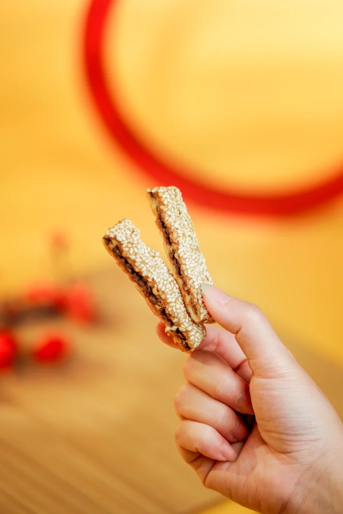 黃金脆條的製作工序繁複,先把新鮮鹹蛋黃焗熱碾碎,再融入充滿牛油香的多層酥皮當中。