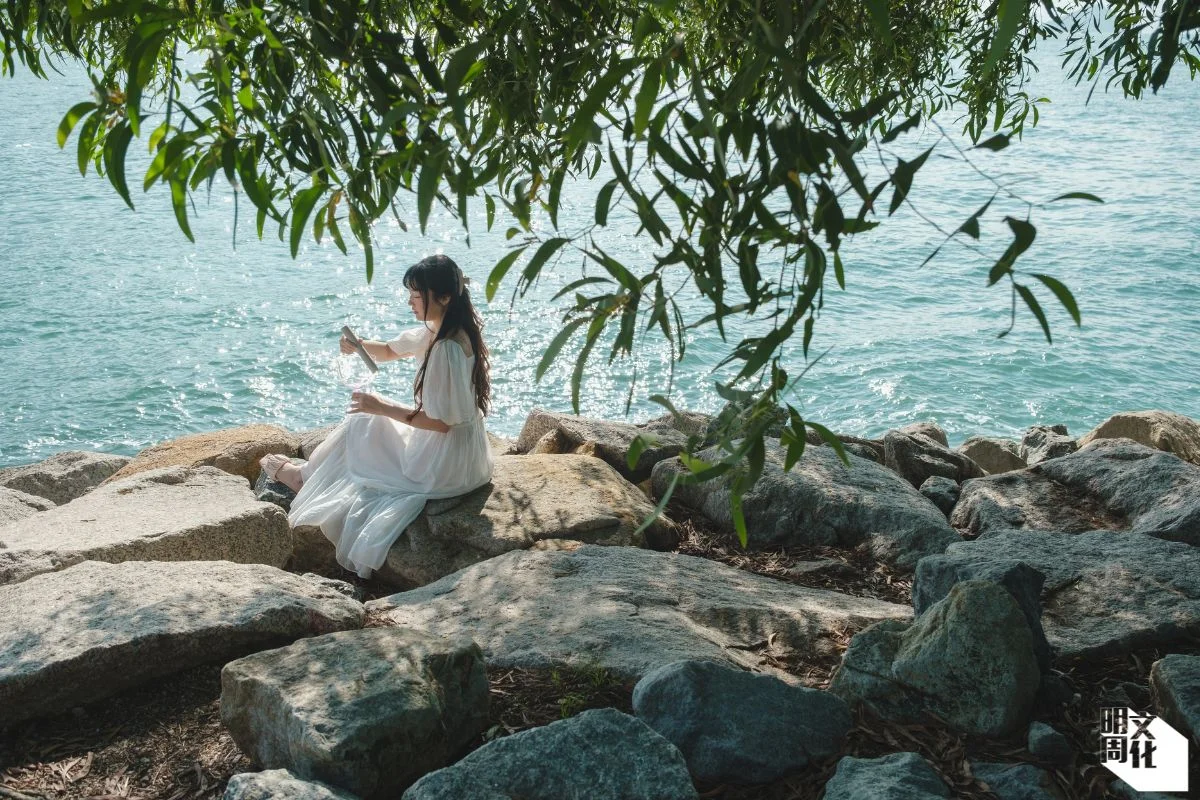 比起參加社交聚會，Bella更喜歡在大自然中恢復能量、療癒自己。