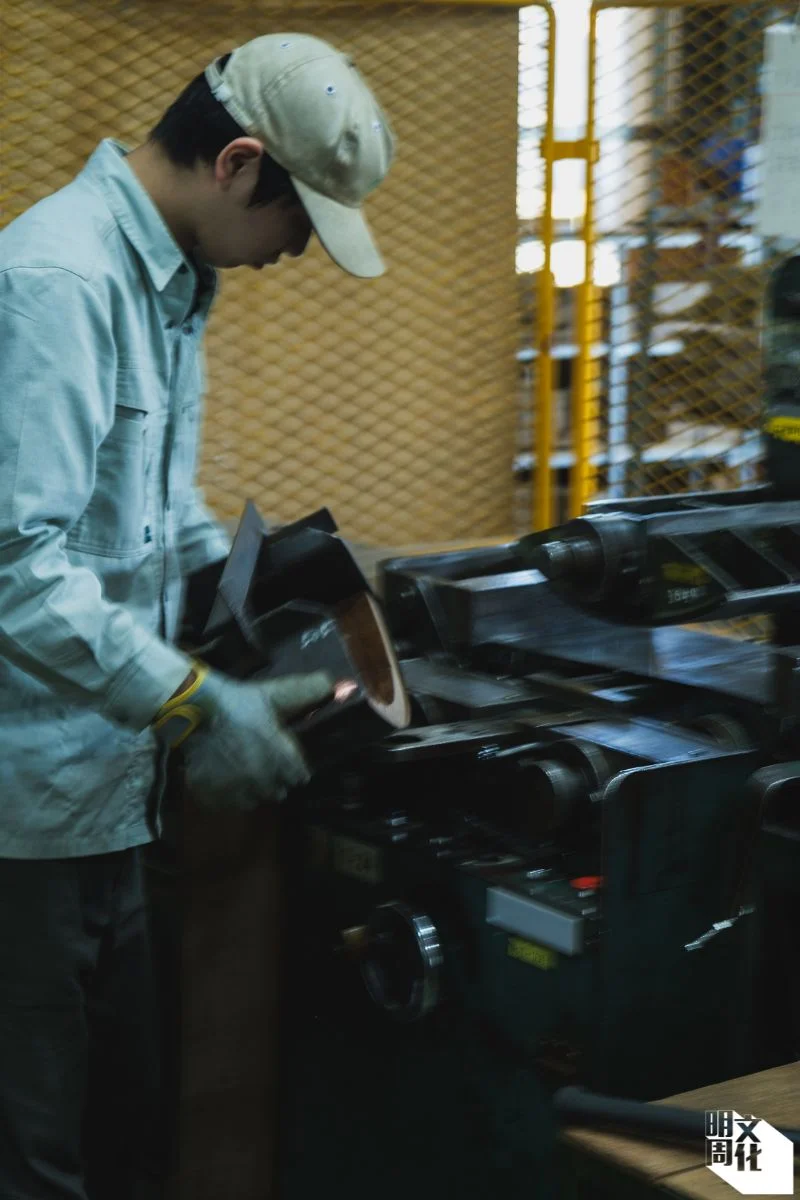 透過曲木技術，一塊完整的木材可以直接製作出彎曲形態。