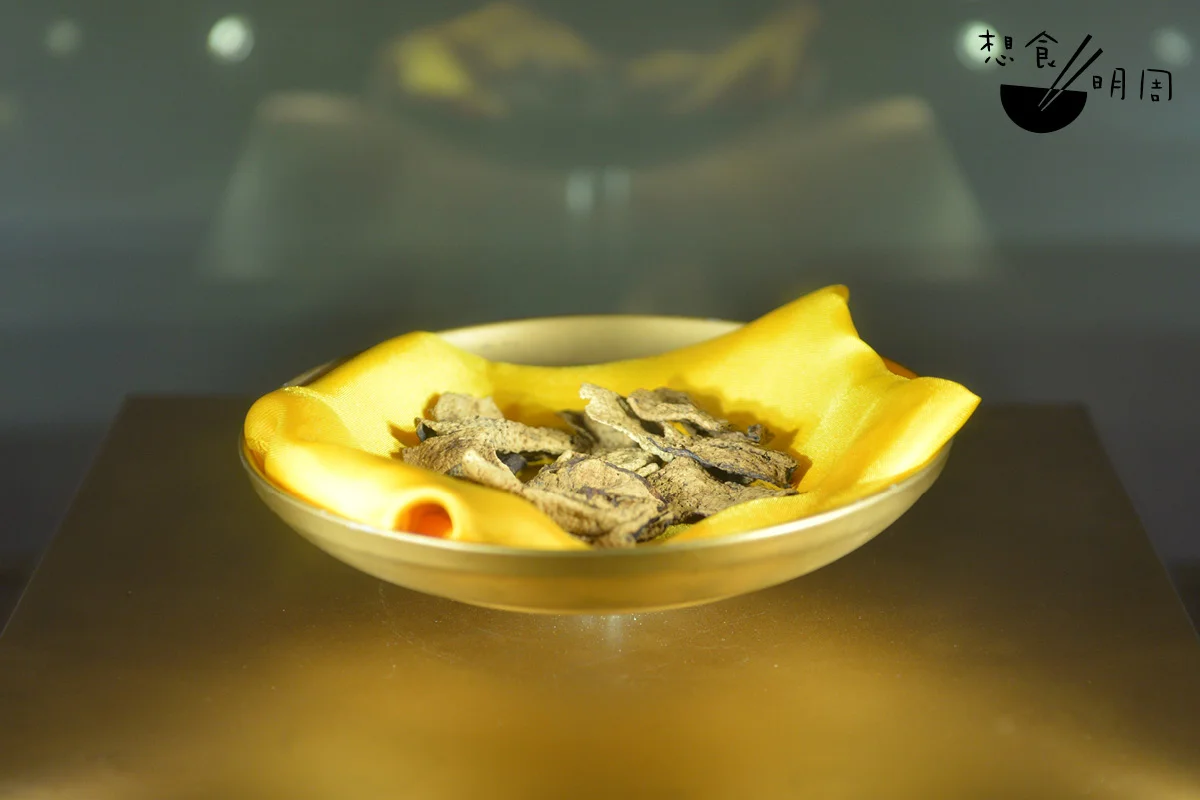 新會陳皮於清朝時成為朝廷貢品,價比黃金,當地也有諺語 「百年陳皮、千年人參」,可見新會陳皮地位之高。