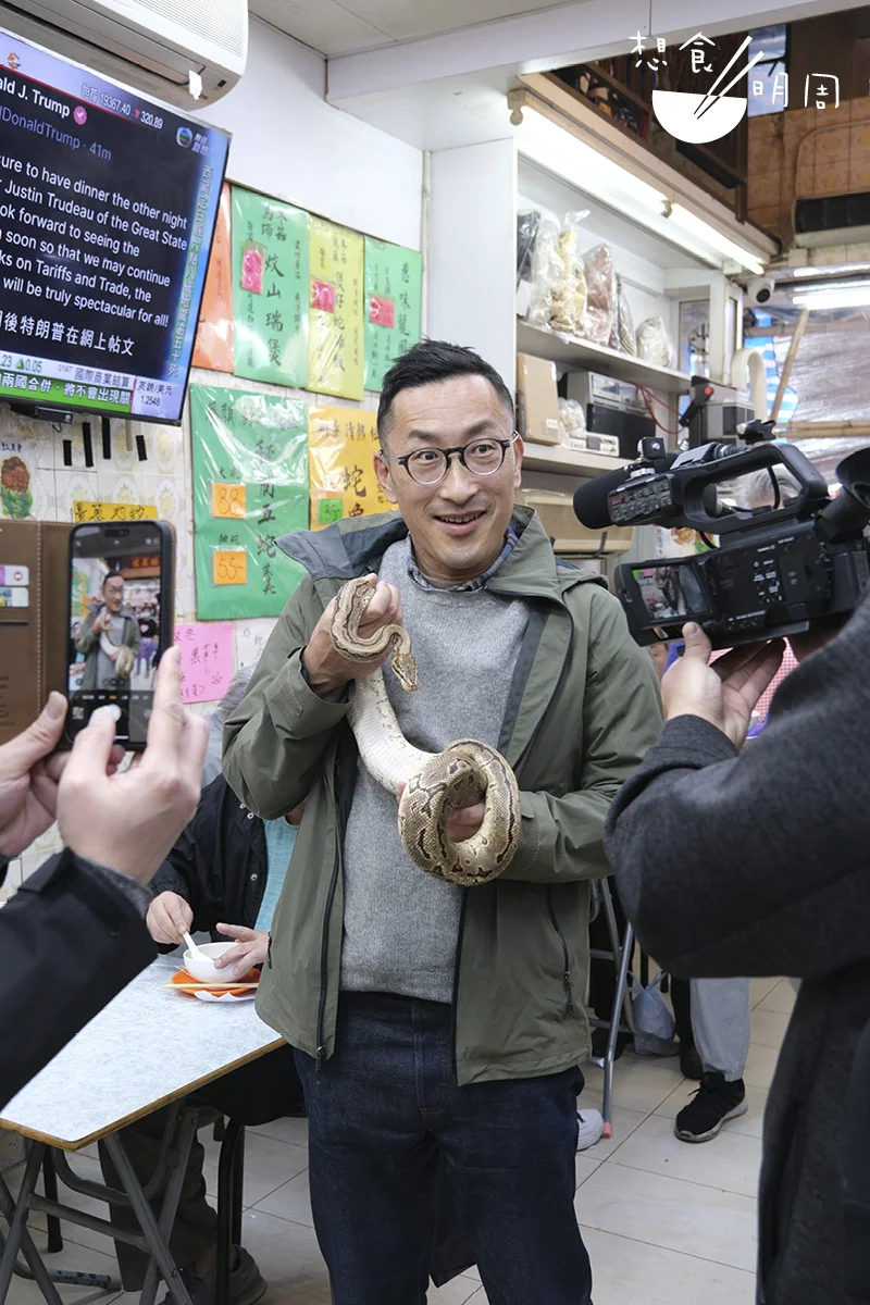 蛇王協有豪爽的周嘉玲(人稱玲姐(作生招牌,特別吸引海外人士,當日就有日本電視台到訪作資料搜集。