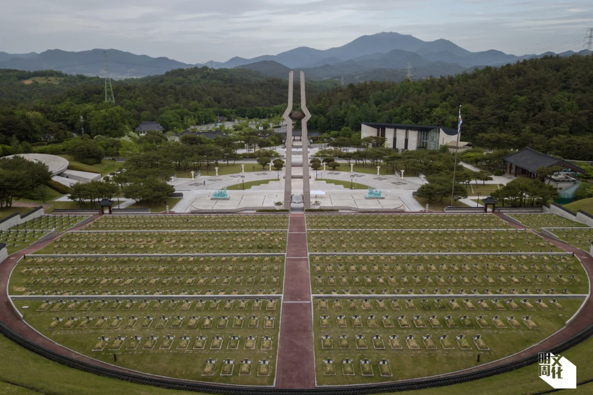 韓國政府在一九九七年建立望月洞墓,安葬着一九八○年光州民主運動中的七百六十四名死難者;每年五月十八日光州事件紀念日,大量民眾前往悼念。