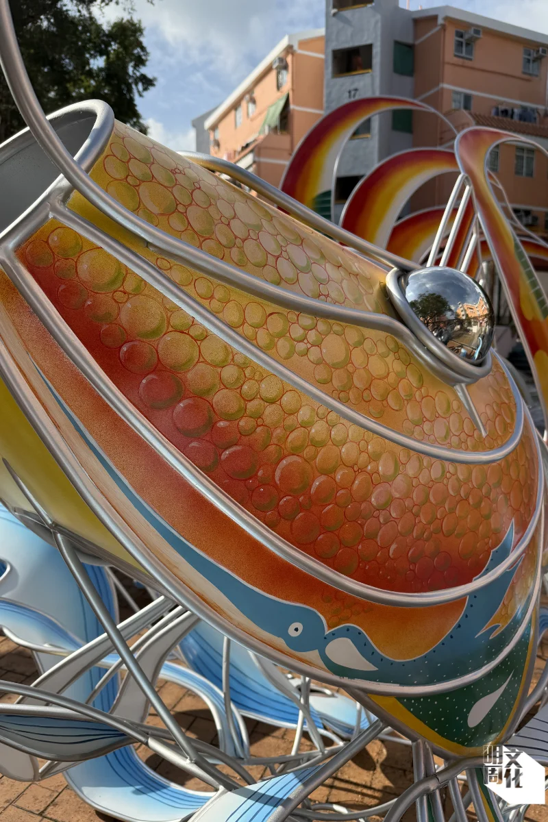 作品以好意頭的錦鯉為設計原型，仔細觀察魚身，魚鱗、海浪每一筆都是杜煥親筆繪畫，令人驚艷。