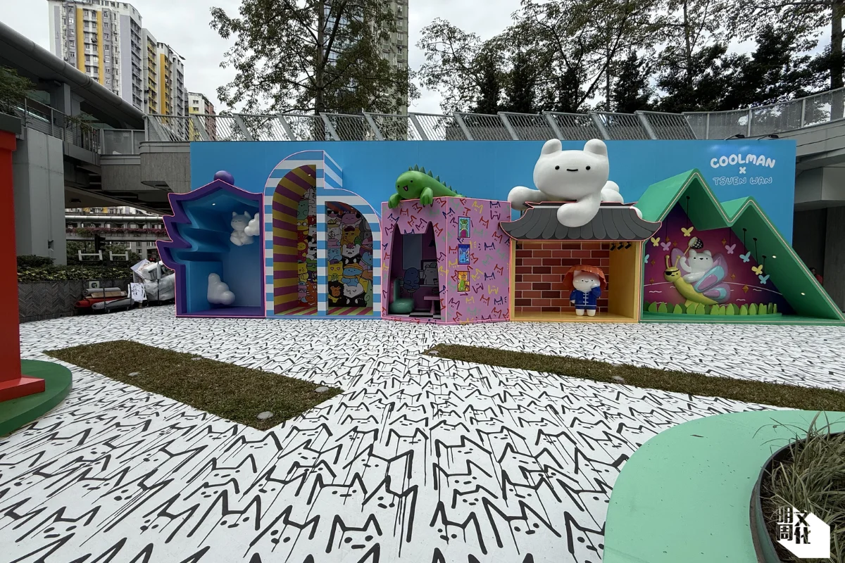《荃朋有你》 創作者：Coolman Coffeedan(美國) 作品介紹：荃灣被譽為天橋之城，在四通八達的半空中穿梭交匯可謂荃灣人的日常。Coolman Coffeedan被這裡多元社區特質的活力所吸引，在荃灣其中一個人來人往的交匯點——西樓角花園，以全新作品《荃朋有你》帶領遊人一同發掘荃灣這秘寶。備受歡迎的動畫主角Spesh帶領一眾好友首次遊走荃灣，結伴遊歷荃灣不同的地標，由西方寺走到熊貓酒店（悅來酒店），並品嚐新鮮出爐的菠蘿包和享受火鍋。