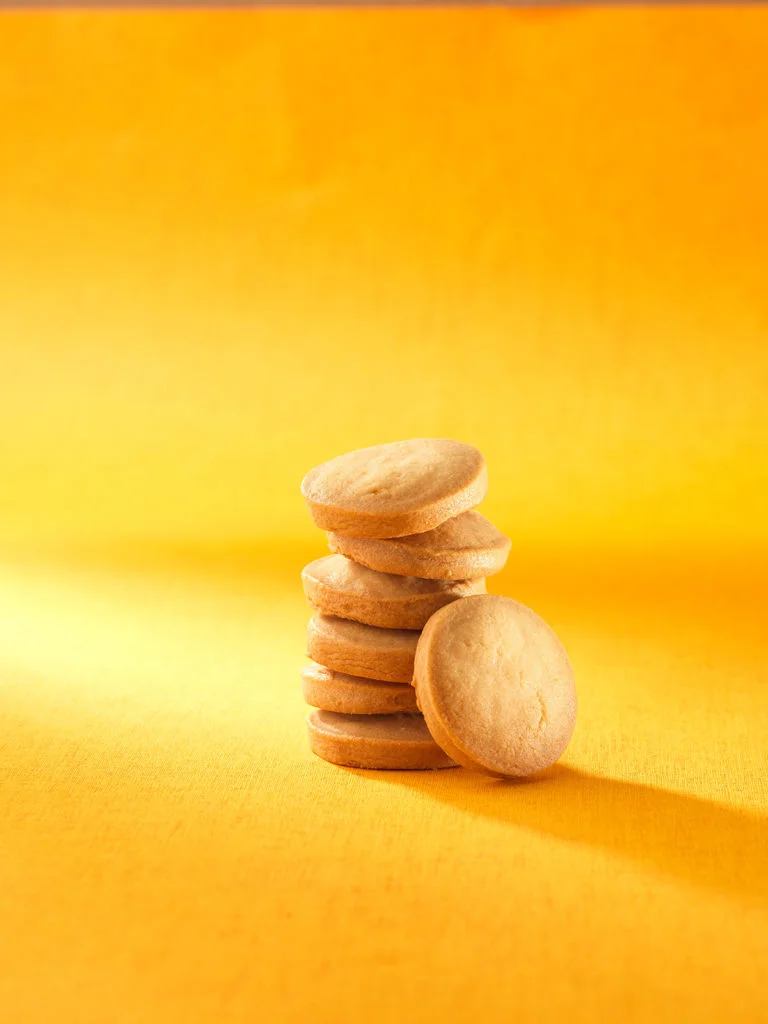 黃金脆曲奇口感特別酥脆,使用的鹹蛋黃更重鹹香味,不過黃金脆曲奇的鹹香與黃金脆條不同,鹹蛋味與麵粉和牛油完美混和,每一口都能淡淡滲出鹹蛋黃味,並在舌根停留集結,最後伴隨牛油和小麥粉的香氣在口腔中一直迴盪,齒頰留香。