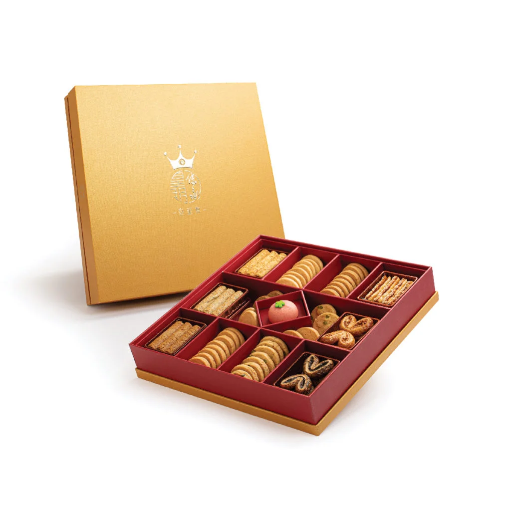 皇至尊新年禮盒(優惠價$798,原價$888),包括黃金脆條、原味蝴蝶酥、伯爵茶蝴蝶酥、椰絲蝴蝶酥、榛子蝴蝶酥、原味蜂巢蛋卷、椰汁蜂巢蛋卷、伯爵茶蜂巢蛋卷、咖啡蜂巢蛋卷、牛油脆曲奇、榛子脆曲奇、黃金脆曲奇、開心果脆曲奇及豆沙唐果子。