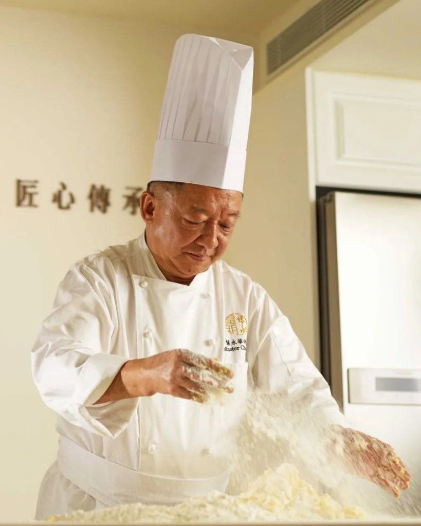 葉永華師傅被譽為鹹蛋黃專家,自從研發出膾炙人口的奶黃月餅後,他堅持以鹹蛋黃為主要原材料製作餅食。