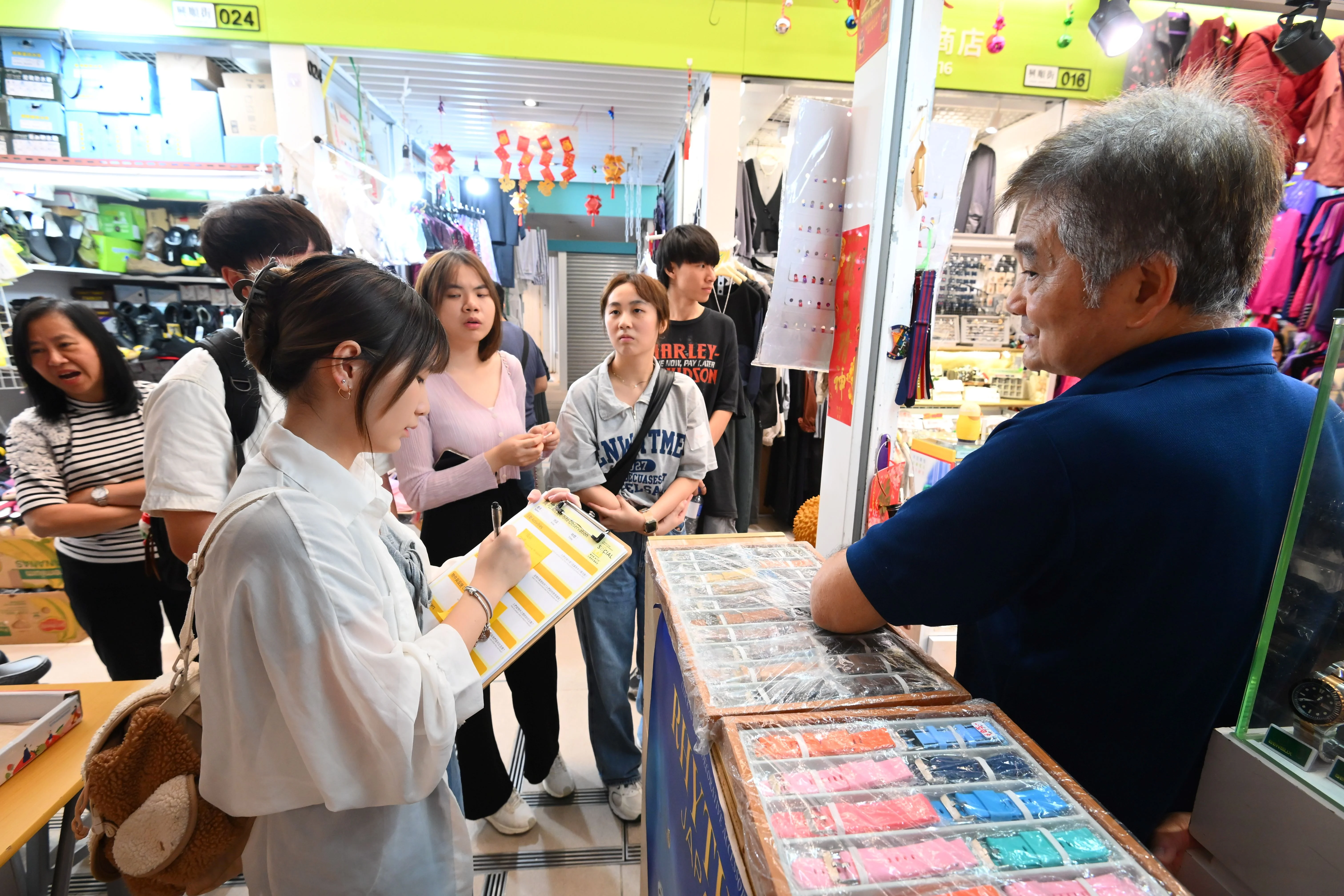 年青人走入裕民市集,和檔主收集故事,討論共好的方向。