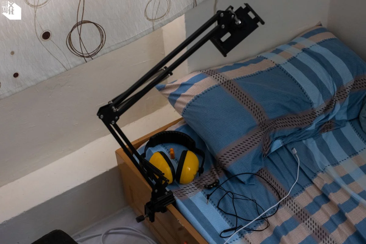 偉然牀頭常備耳機和耳塞,以便入眠。