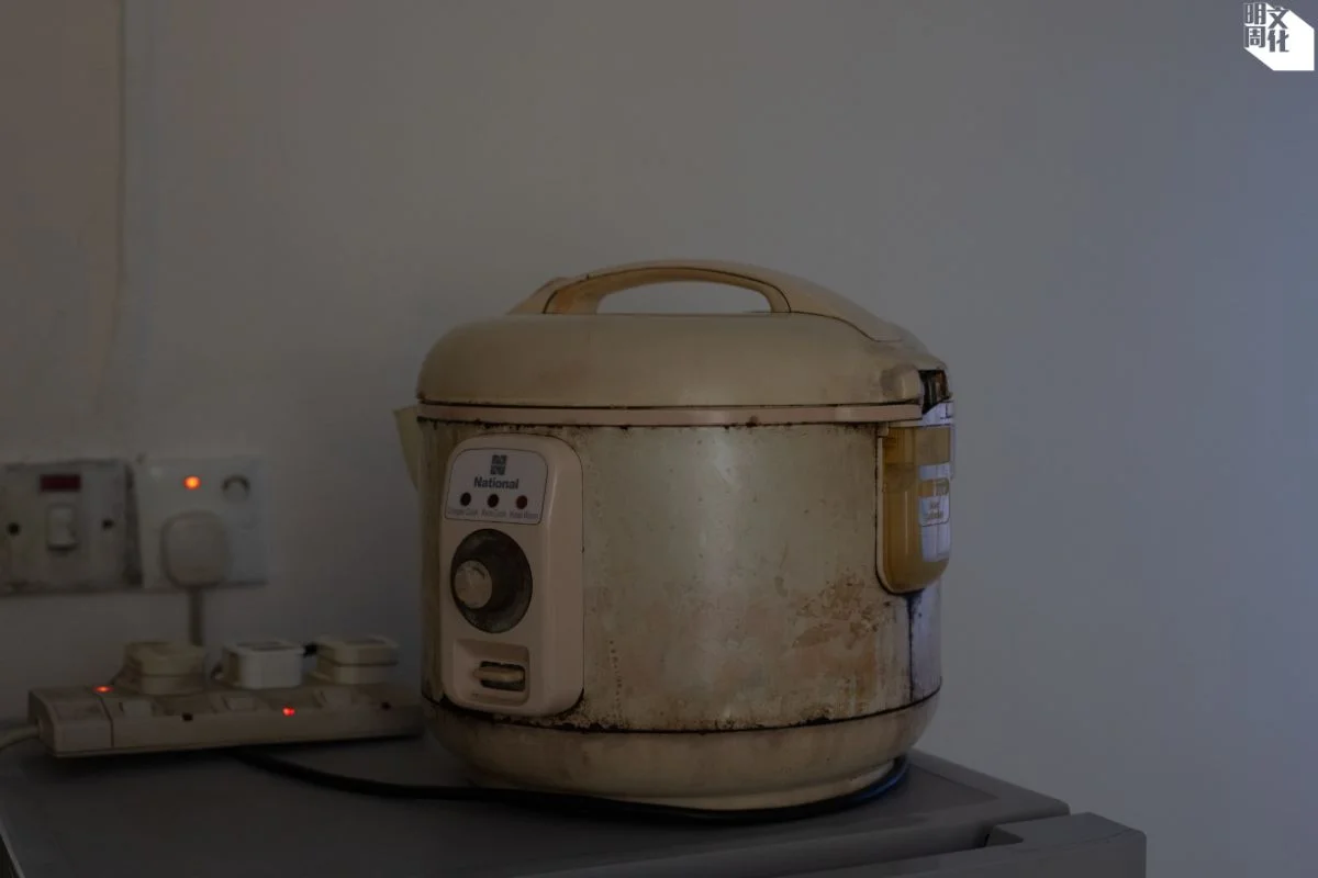 雪櫃以外,發黃的飯煲是偉然唯一的家電。