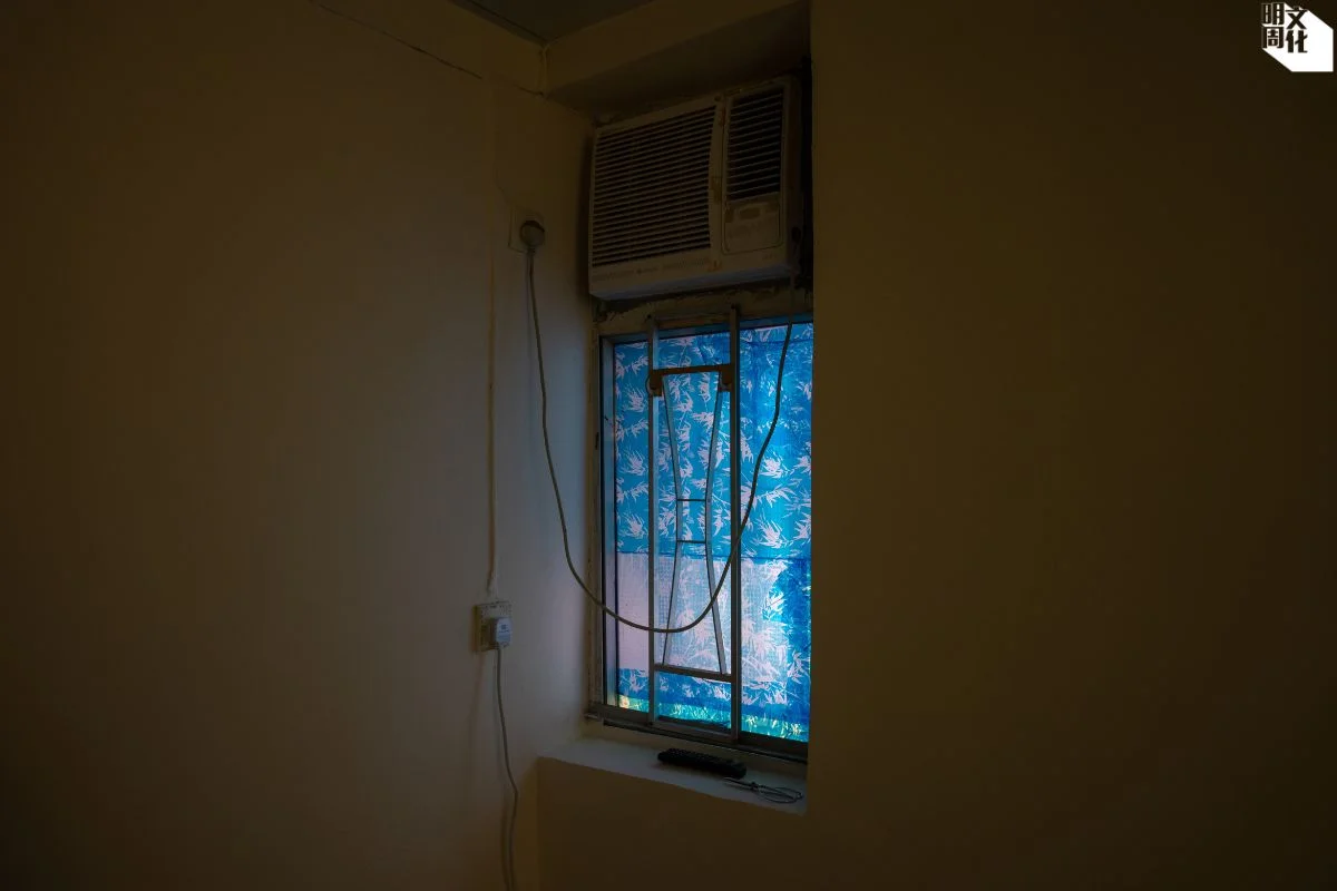 偉然的家燈光幽暗,自帶一種壓抑的氛圍。