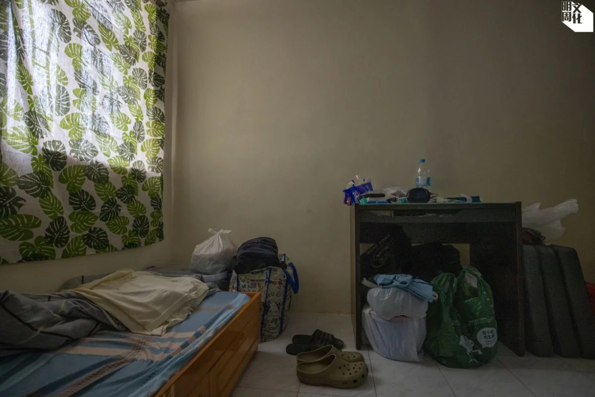 偉然的家雜物很少,只有最基本的牀、書枱與雪櫃。